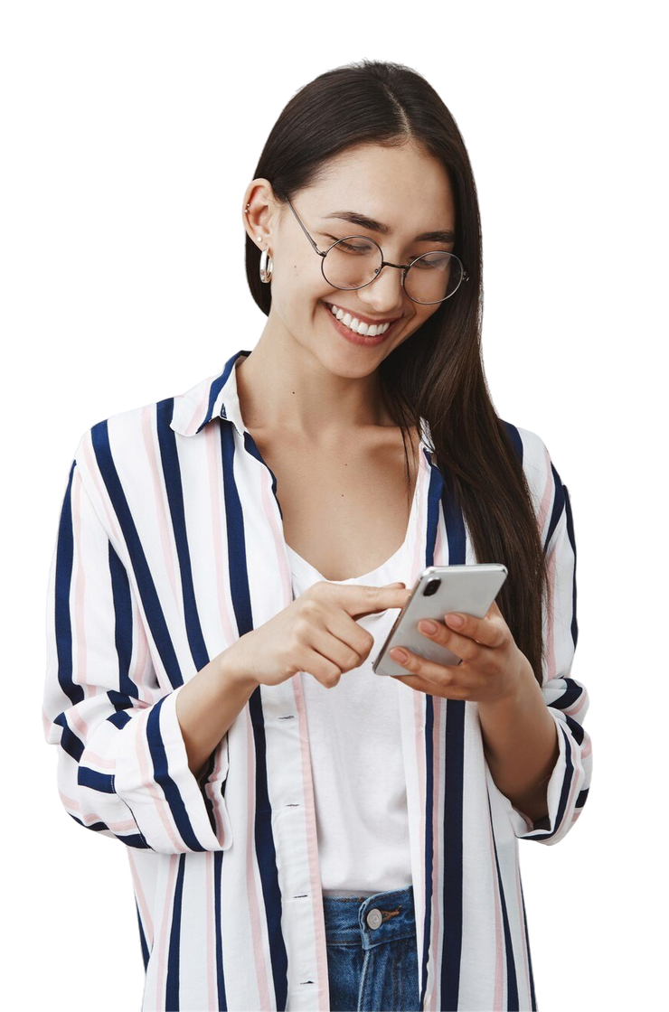 Lectora del newsletter de Autonomía revisando su teléfono